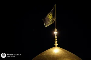 تعویض پرچم گنبد منور رضوی به مناسبت عزای عمومی در کشور