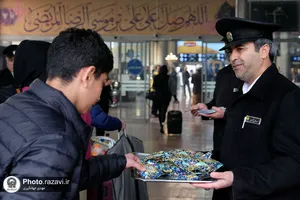 استقبال از زائران مشهد مقدس توسط خدام حرم مطهر رضوی