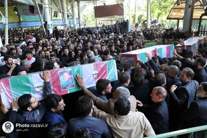 اقامه نماز رهبر انقلاب بر پیکر رئیس&zwnj;جمهور شهید و همراهان گرامی ایشان