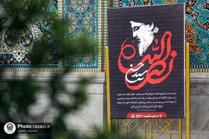 نصب کتیبه های شهادت سید حسن نصرالله در حرم مطهر رضوی