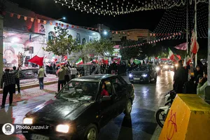 بسته بندی و توزیع تبرکات توسط خادمان رضوی در تجمعات مردمی