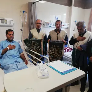 عیادت خادمیاران رضوی شیراز از زائران مجروح در حادثه تصادف اتوبوس/ گزارش تصویری