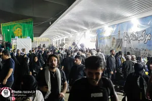 خدمت&zwnj;رسانی خدام حرم مطهر رضوی به زائران اربعین حسینی در کاظمین