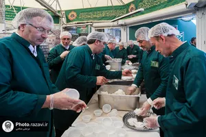 توزیع فالوده در چایخانه حرم مطهر رضوی