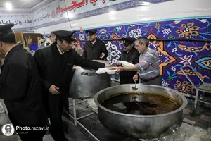 توزیع غذای نذری به مناسبت رحلت حضرت زینب(سلام الله علیها)