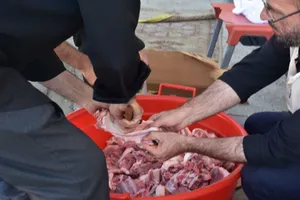 پذیرایی آستان قدس رضوی از زائران با گوشت متبرک در مرز تمرچین + تصاویر