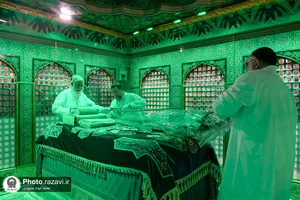 غبارروبی ضریح مطهر حضرت رضا علیه&zwnj;السلام در آستانه دهه کرامت