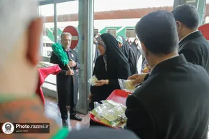استقبال از زائرین بارگاه منور رضوی در ایستگاه راه&zwnj;آهن مشهد