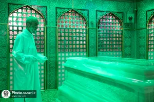 غبارروبی ضریح مطهر رضوی در آستانه دهه &laquo;ولایت و امامت&raquo;