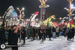 طلوع ۲۵۰ علم عاشورایی در صحن پیامبر(ص)؛ تعظیم پرچم‌داران به آستان خورشید هشتم