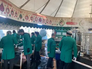 خدمت رسانی خادمیاران رفسنجان در چایخانه حرم مطهر رضوی