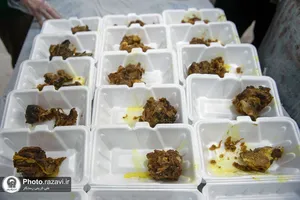 طبخ و توزیع غذای متبرک بین معتکفین در مساجد حاشیه شهر مشهد