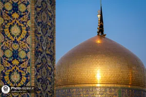  تعویض پرچم و نصب کتیبه&zwnj;های شهادت امام حسن عسکری علیه&zwnj;السلام در حرم مطهر رضوی 