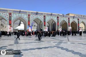 روایت تصویری از رهبر شهید انقلاب در صحن کوثر حرم مطهر رضوی