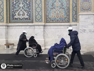 عکس با کیفیت: خدمت ویلچر در حرم مطهر رضوی