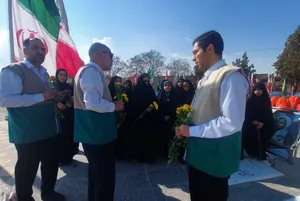 گلزار شهدای اراک با گلاب ناب رضوی معطر شد/ گزارش تصویری