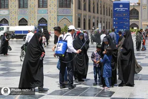 گلاب&zwnj;پاشی حرم مطهر رضوی با گلاب نذری کاشان