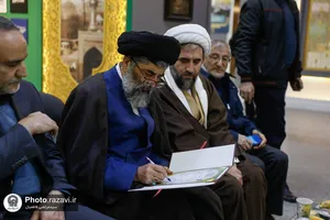 اهدای نشان طلای علمی رضا شریفیان به موزه آستان قدس رضوی
