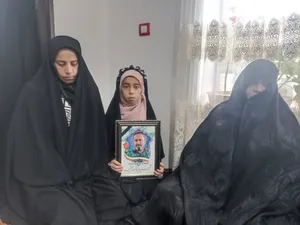 خادمیاران آذربایجان غربی با خانواده شهید سید عباس فاطمیه دیدار کردند