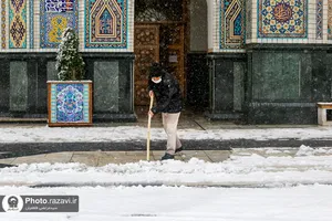 خدمت&zwnj;رسانی به زائران حرم مطهر رضوی در بارش برف
