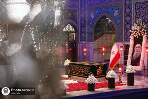 حضور مردم عزادار بر مزار مطهر رهبر شهید انقلاب اسلامی-2
