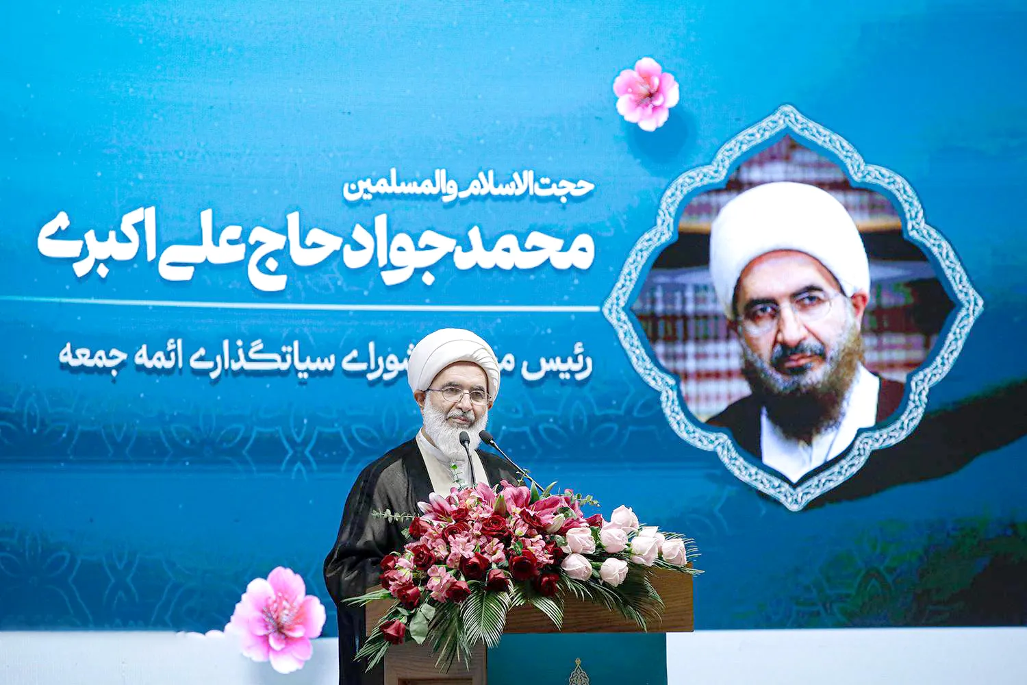مظاهر اقامه نماز در زندگی اجتماعی باید بیش از گذشته تقویت شود
