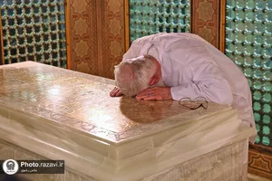 تصاویری از رهبر شهید انقلاب در مراسم غبارروبی حرم مطهر رضوی