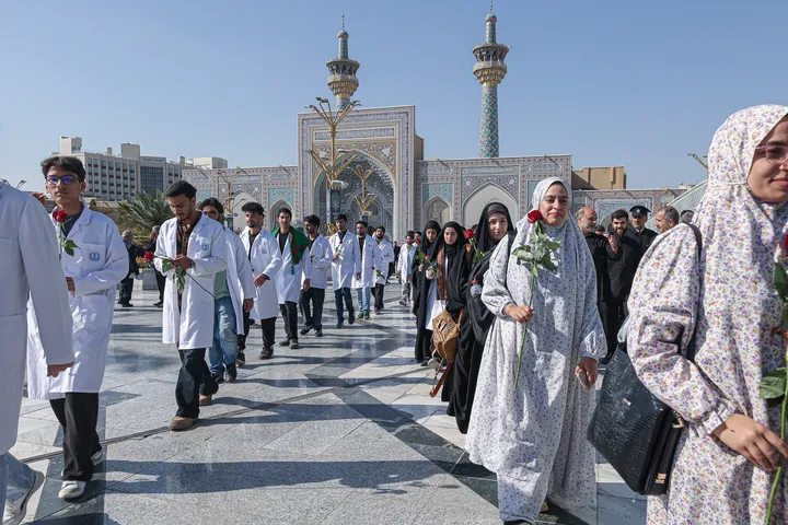 آیین روپوش سفید و سوگند پزشکی دانش‌آموختگان دانشگاه علوم پزشکی شیراز