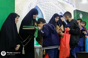 اهدا بسته&zwnj;های متبرک به دانش&zwnj;آموزان حاشیه شهر
