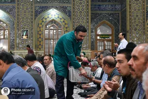 توزیع 8هزار گل متبرک حرم مطهر رضوی
