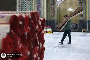 خادمان فرش حرم مطهر رضوی