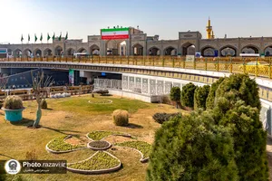 نصب پرچم ایران در حرم مطهر رضوی