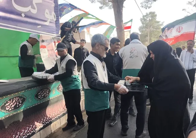 میزبانی خادمیاران از ۳ هزار عزادار در مراسم جاماندگان اربعین بجستان