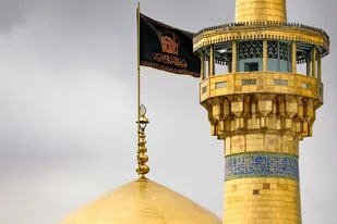 عکس با کیفیت : پرچم سیاه عزا بر فراز گنبد حرم امام رضا علیه السلام