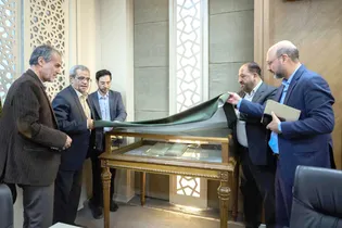 إزاحة الستار عن المخطوطة التاريخية لتاريخ بيهقي المُهداة من قبل القائد الشهيد (رحمه الله) في مكتبة الحرم الرضوي