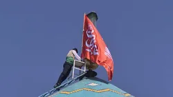 اهتزاز پرچم انتقام و خون‌خواهی بر فراز گنبد مصلای اراک / گزارش تصویری و ویدئویی