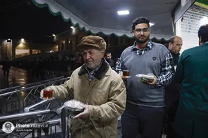 بسته بندی و توزیع افطار سبک در چایخانه حضرت رضا علیه&zwnj;السلام