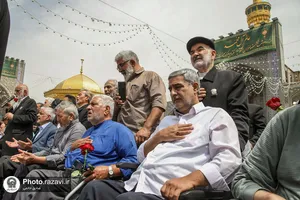 تشرف جمعی از جانبازان ۷۰ درصد آسایشگاه امام خمینی(ره) مشهد به حرم مطهر رضوی