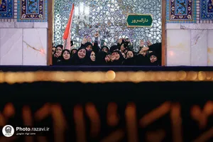 حضور مردم عزادار بر مزار مطهر رهبر شهید انقلاب اسلامی