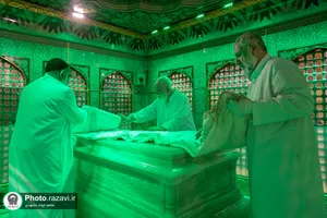غبارروبی ضریح منور رضوی
