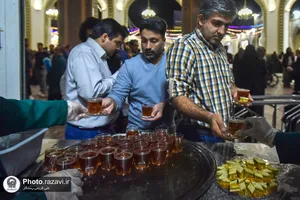 توزیع باقلوا در چایخانه حضرت