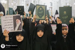 تجمع دانش آموزان دختر حافظ در حمایت از قرآن در حرم مطهر رضوی