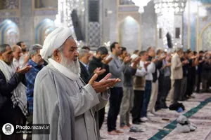 اقامه نماز آیات در حرم مطهر رضوی