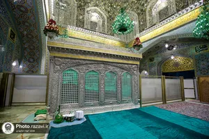 غبارروبی ضریح مطهر حضرت رضا(ع) در آستانه میلاد پیامبر اکرم(ص)