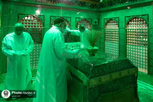غبارروبی ضریح منور رضوی