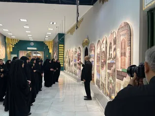 بازدید بانوان انتظامات حرم از نمایشگاه «حرم‌شناسی» و «رواق خدمت» باهدف ارتقا سطح آگاهی