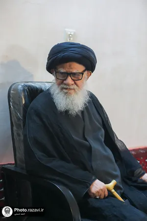 اهداء مصحف مشهد رضوی به آیت الله مرتضوی