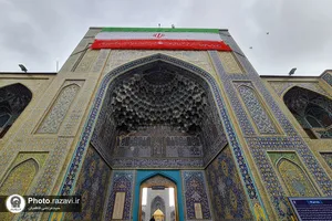 نصب پرچم جمهوری اسلامی ایران در حرم مطهر رضوی