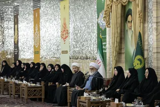 دیدار جمعی از بانوان نخبه رشته‌های پزشکی و دانشگاهی با تولیت آستان قدس رضوی