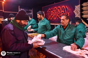 توزیع غذای متبرک حضرت در حرم مطهر رضوی